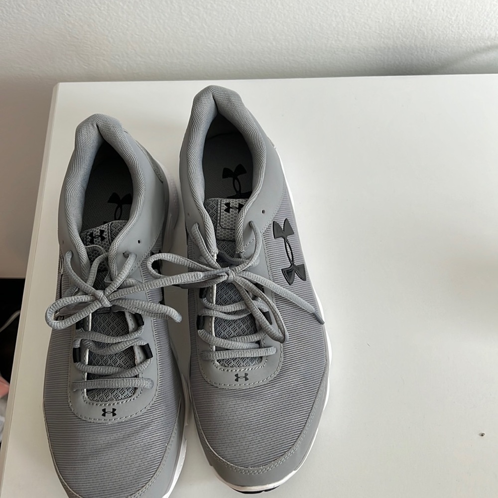 Tennis shoes